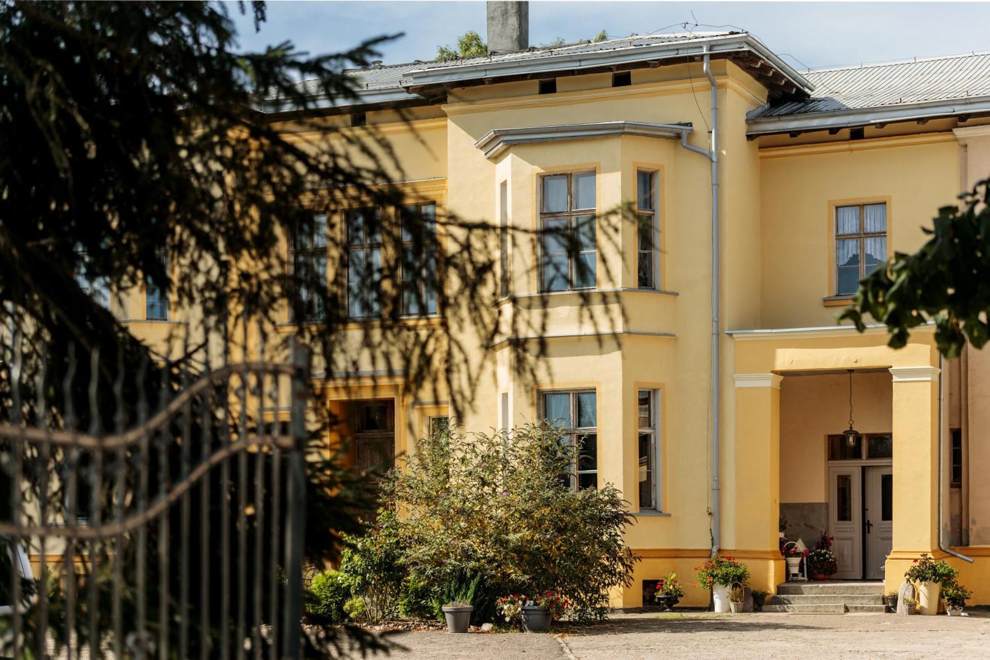 Palac Paprotno Karnice Exterior photo